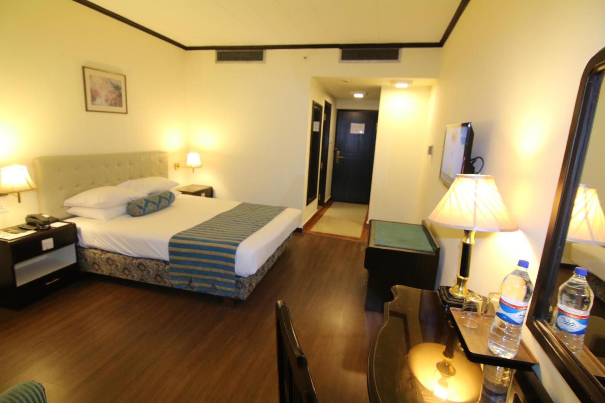 Islamabad Hotel Buitenkant foto